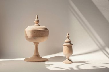 Güneşli bir günde bej bir arka planda el yapımı ahşap kutular.