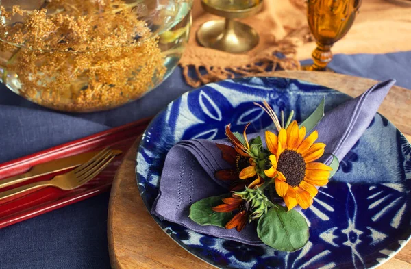 Beautiful luxurious holiday table setting with linen napkins and gold cutlery — Stock Photo, Image