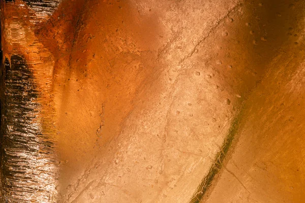 Flores naranjas en el hielo con burbujas. Arte orgánico abstracto. Fondo de otoño. — Foto de Stock