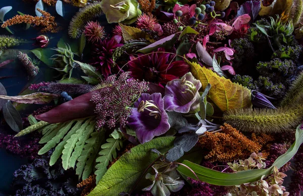 Bela arte composição floral na água. Lindo buquê de flores e plantas diferentes. Composição do casamento. — Fotografia de Stock