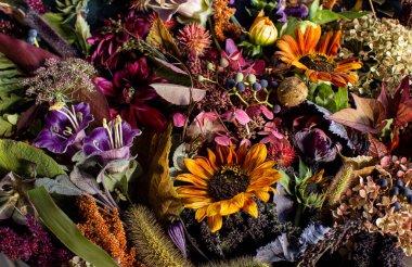 Suyun üzerinde güzel bir çiçek kompozisyonu. Farklı çiçek ve bitkilerden oluşan muhteşem bir buket. Düğün kompozisyonu.