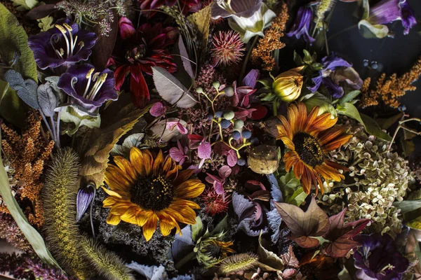 Suyun üzerinde güzel bir çiçek kompozisyonu. Farklı çiçek ve bitkilerden oluşan muhteşem bir buket. Düğün kompozisyonu.