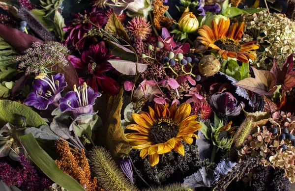 Bela arte composição floral na água. Lindo buquê de flores e plantas diferentes. Composição do casamento. — Fotografia de Stock