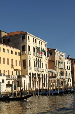 Venedik Grand Canal ve Binalar. Gondol, tekneler ve küçük tekneler bütün gün bir yakasından diğerine geçiş
