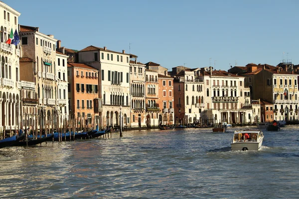 Grand Canal Velence Épületek Gondolák Kis Csónakokat Egész Nap Átkelés — Stock Fotó