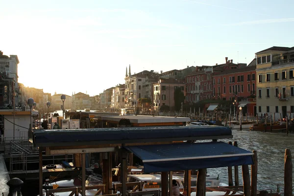 Großer Kanal mit Sonne — Stockfoto