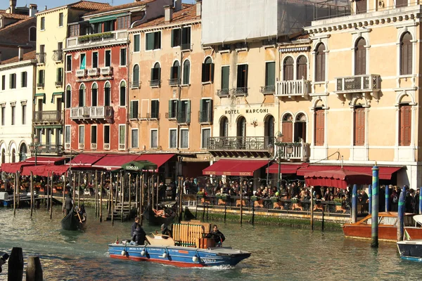 Grand Canal Venise Les Bâtiments Gondoles Bateaux Petits Bateaux Traversant — Photo