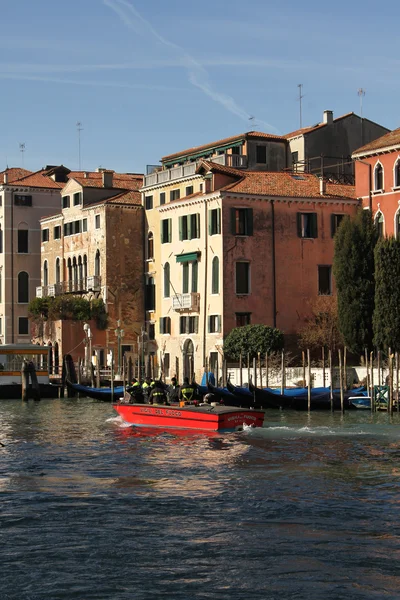 Grand Canal Venise Les Bâtiments Gondoles Bateaux Petits Bateaux Traversant — Photo