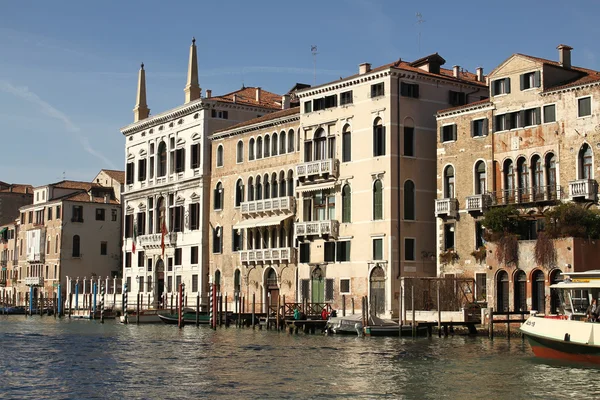 Grande Canal Veneza Edifícios Gôndolas Barcos Pequenos Barcos Durante Todo — Fotografia de Stock
