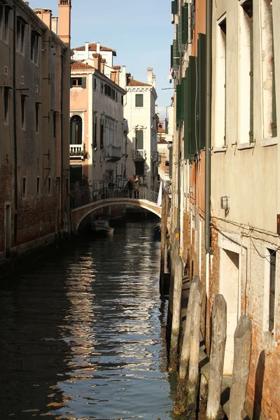 Большой Канал Венеции Здания Гондолы Лодки Небольшие Лодки День Переходят — стоковое фото