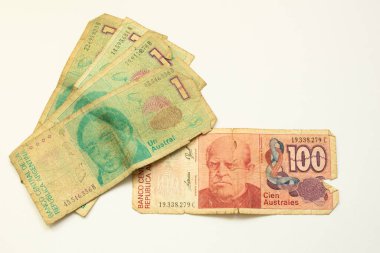 1 australe ve 100 australe eski Arjantin gagası, pembe resim ve desen