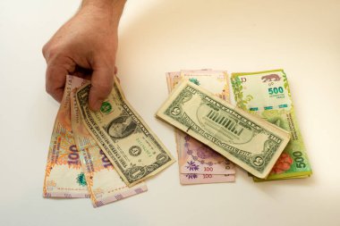 Devalüasyon karşısında Arjantin pezosu karşılığında dolar değişimi.