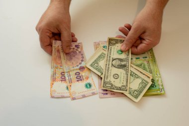 Devalüasyon karşısında Arjantin pezosu karşılığında dolar değişimi.