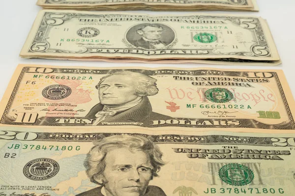 Diversi Valori Dollari Usa Disposti Una Superficie Bianca — Foto Stock