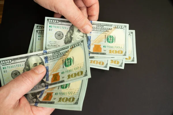 Mani Che Contano Banconote Americane 100 Dollari Sfondo Nero — Foto Stock