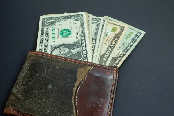 Usato Portafoglio Verde Pelle Con Dollari Americani Bils Isolato Sfondo — Foto Stock
