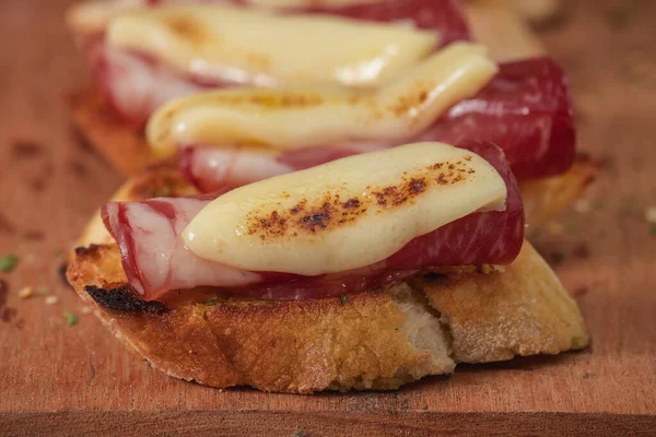 Tapas Con Jamón Ibérico Queso Mozzarella Pimientos Asados Una Rebanada — Foto de Stock