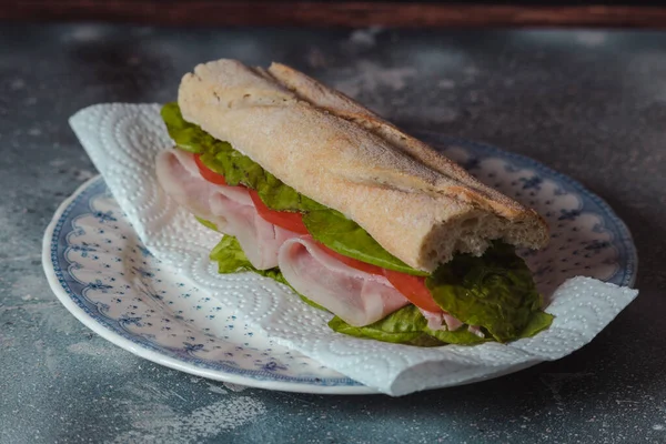 Broodje Ham Tomaat Sla Een Plaat Een Rustieke Achtergrond — Stockfoto