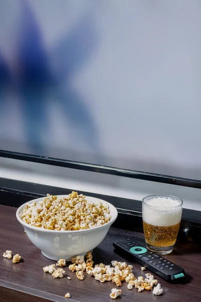 Eine Schüssel Voll Popcorn Etwas Popcorn Auf Dem Tisch Neben — Stockfoto