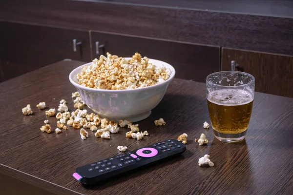 Eine Schüssel Voll Popcorn Etwas Popcorn Auf Dem Couchtisch Neben — Stockfoto