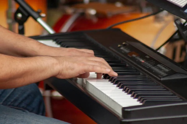 Mãos Músico Pianista Tocando Teclado Durante Uma Performance Musical Quadrado — Fotografia de Stock