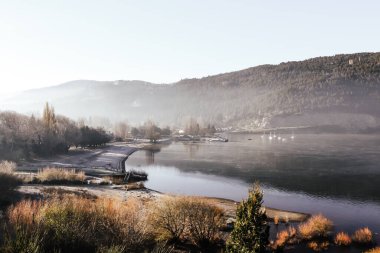 Arjantin 'in Neuquen ilindeki Lacar Gölü manzarası sonbahar sabahı erken saatlerde.