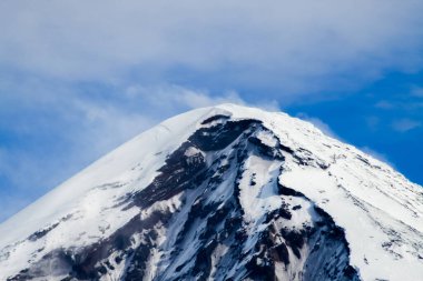 Neuquen, Arjantin 'deki Tromen Gölü' nden Lanin Volkanı 'nın tepesinde. Bu volkan sonsuz karla kaplıdır ve volkanın etrafını saran bulutlar hareket eder..