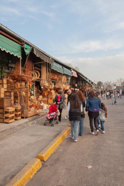 Puerto de Frutos, Arjantin, agosto de 2010. Buenos Aires, Arjantin 'deki Porto de Frutos açık pazarında meyve ve sebze tezgahı.