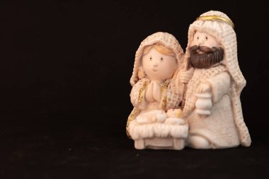 İsa 'nın, Meryem' in ve Yusuf 'un küçük figürlerinin olduğu bir Noel doğumu sahnesinin sunumu. İfade alanı solda. Noel konsepti.