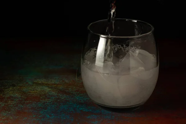 Склянка Крижаної Води Наповнена Ігристою Водою Темному Фоні Сільській Поверхні — стокове фото