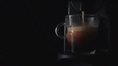 Espresso makinesiyle sade kahve hazırlama işlemi. Yazmak için yer var. 1080 HD.