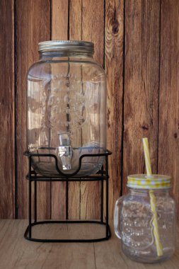 İçecek dağıtıcısı, yeniden kullanılabilir pipetler, plastik yemek takımı olmadan çevre dostu sıfır atık partisi için hazırlanmış bardak ve tabaklar. Sürdürülebilir yaşam tarzı kavramı