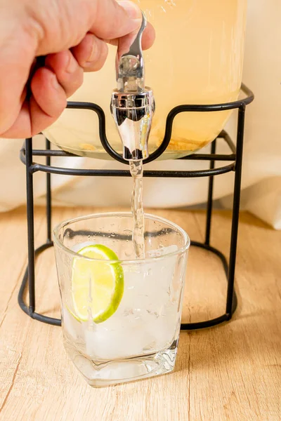 Mano Del Hombre Vertiendo Vaso Jugo Cítricos Dispensador Bebidas Opere —  Fotos de Stock