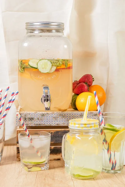 Dispensador Bebidas Naturales Con Zumo Cítricos Casero Sobre Una Superficie —  Fotos de Stock