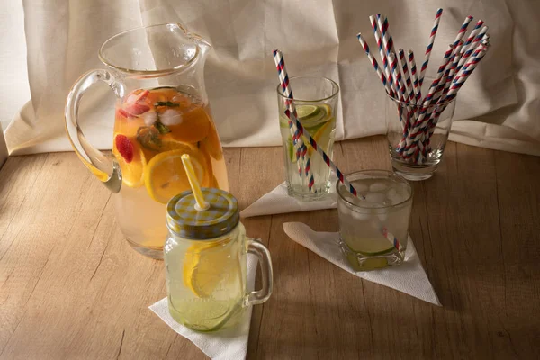 Великий Скляний Глечик Смаженою Цитрусовою Водою Домашньою Лимонадою Склянка Або — стокове фото