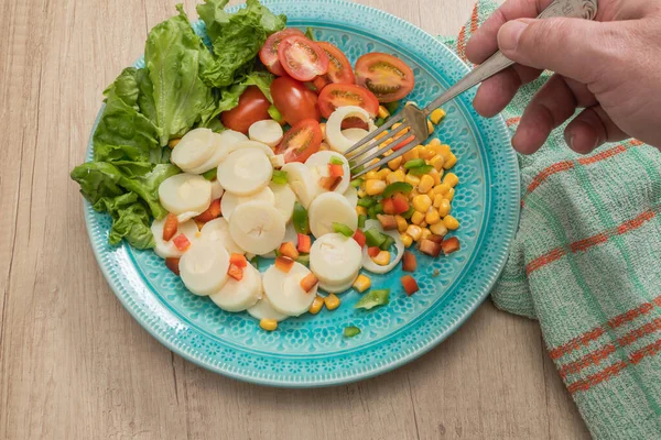 Salada Fresca Requintada Palmas Cortadas Fatias Tomates Cereja Grãos Milho — Fotografia de Stock