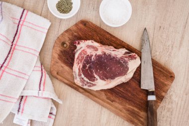 Çiğ ve baharatlı siyah angus bifteği barbekü için hazır. Et, yiyecek, organik.