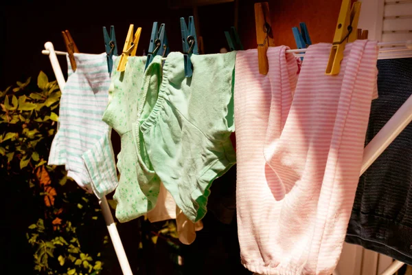 Vestiti Bambini Appesi Una Clothesline Asciugandosi Sole Focus Selettivo — Foto Stock