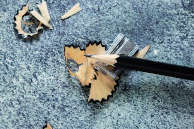 Standart bir kalemle kalem açmanın eylemi. Kalemi oluşturan tahta kalıntıları.