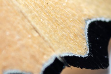 Siyah bir kalemi açarken ahşap kalıntılarının makrofotoğrafçılığı. Soyut kavram.