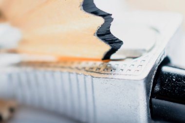 Yakın plan. Standart bir keskinleştiriciyle kalem keskinleştirme eylemi.