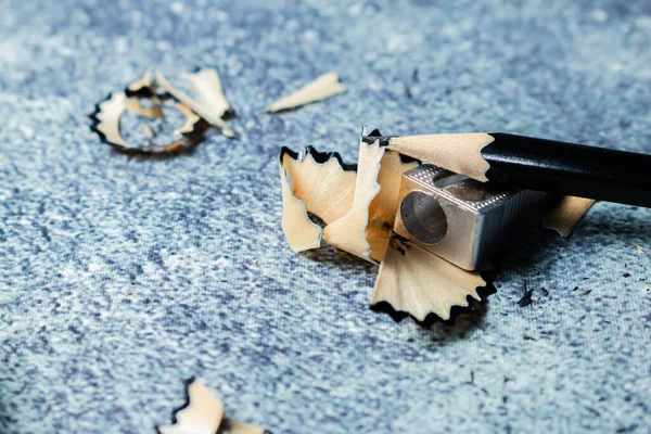 Actie Van Het Slijpen Van Een Potlood Met Een Standaard — Stockfoto