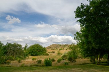 Güney yazında bozkırdan görülen alçak sıradağların güzel manzarası. Arjantin.
