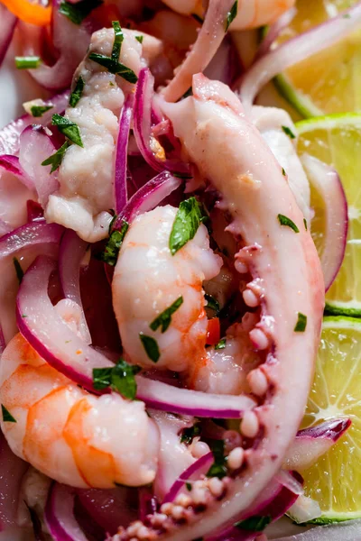 Tipik Peru yemekleri, ceviche. Sunumdaki ürün ve malzemelerin ayrıntıları. Yakın çekim. Etnik gıda konsepti.