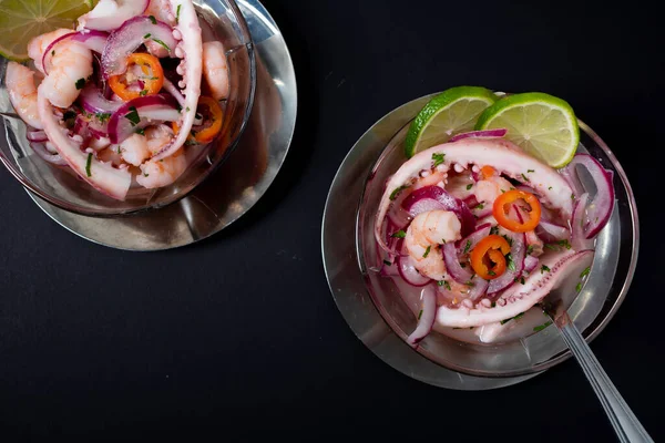 Jenis Makanan Peru Ceviche Dengan Cumi Cumi Udang Dan Ikan — Stok Foto