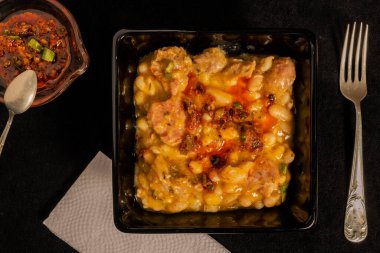 Geleneksel Arjantin güveci siyah bir kasede servis edilir..