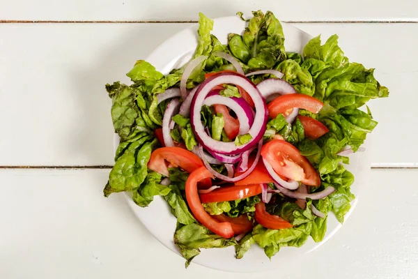 Salada Verde Fresca Com Tomate Cebola Fundo Branco — Fotografia de Stock