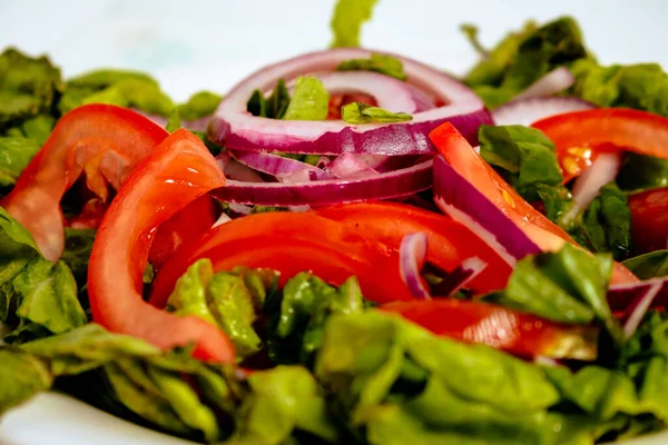Verse Groene Salade Met Tomaat Achtergrond Wit — Stockfoto