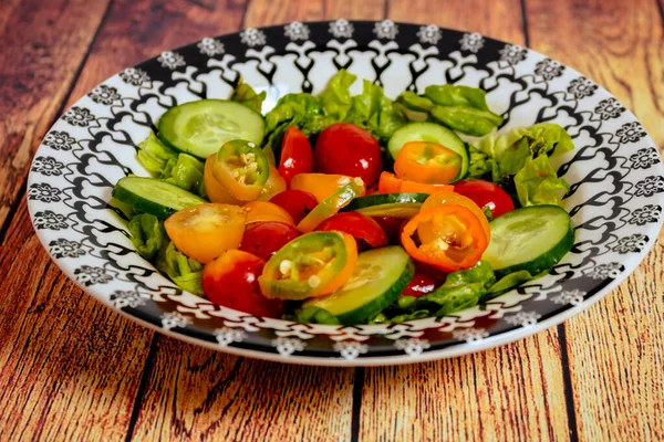 Salada Tomate Cereja Fresca Duas Cores Alface Cebola Vermelha Pimenta — Fotografia de Stock