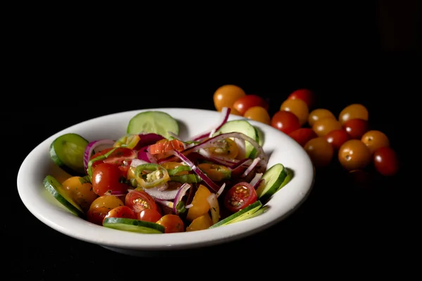 Salada Tomate Cereja Fresca Duas Cores Pepino Cebola Vermelha Pimenta — Fotografia de Stock